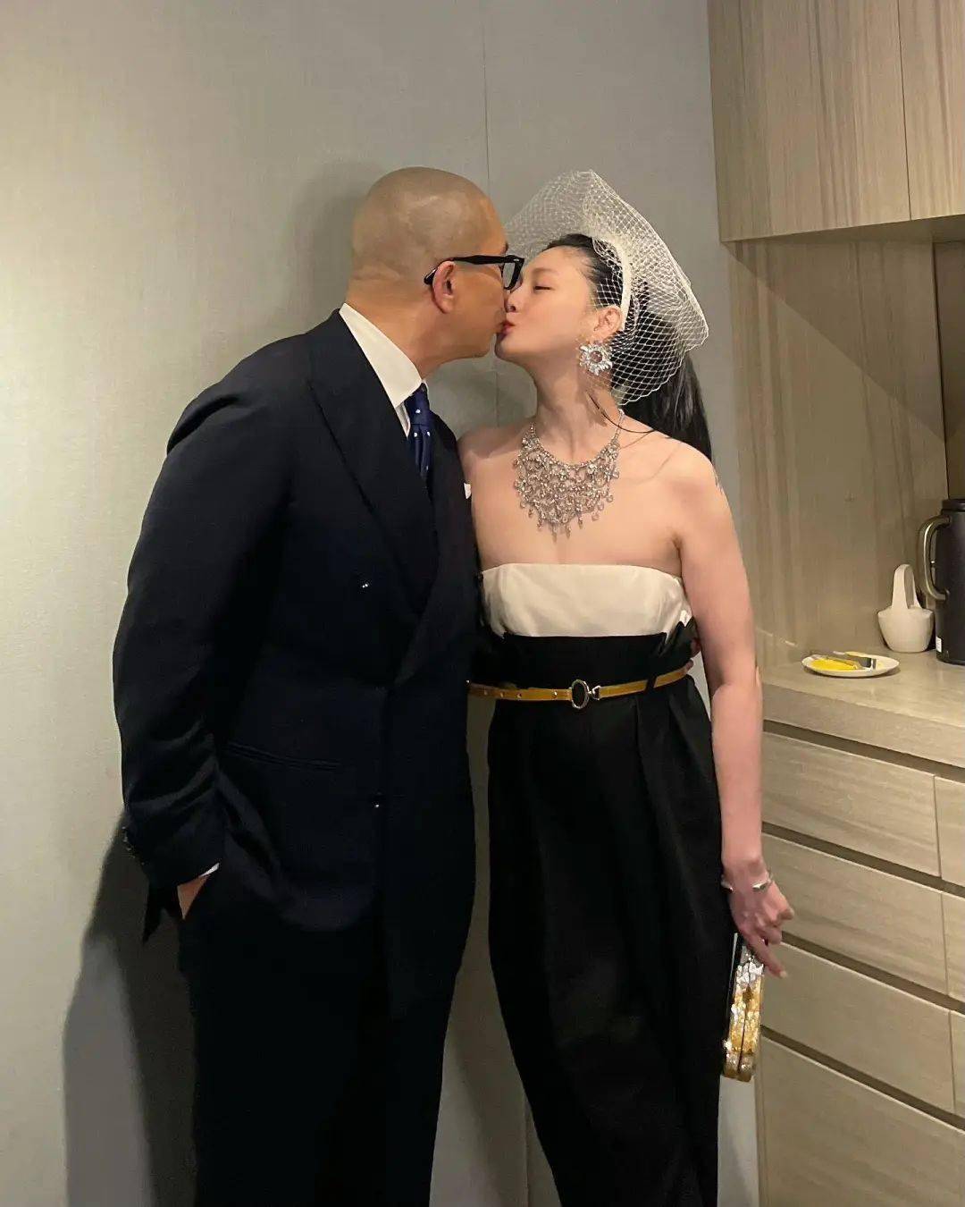 婚纱轻纱_婚纱轻纱照片_轻婚纱