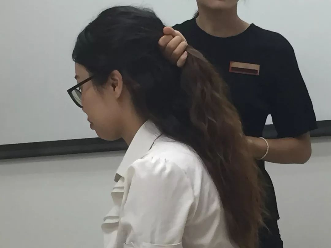 怎样使用卷棒卷发教程视频_卷发棒卷发型_卷发棒使用
