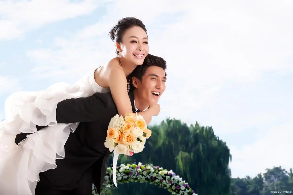 轻婚纱_婚纱轻纱照片_婚纱轻的好还是重的好