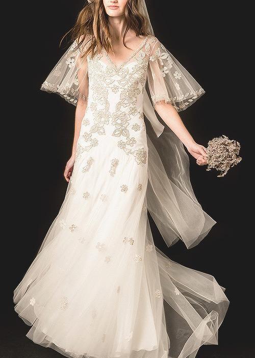 婚纱轻纱照片_婚纱轻的好还是重的好_轻婚纱