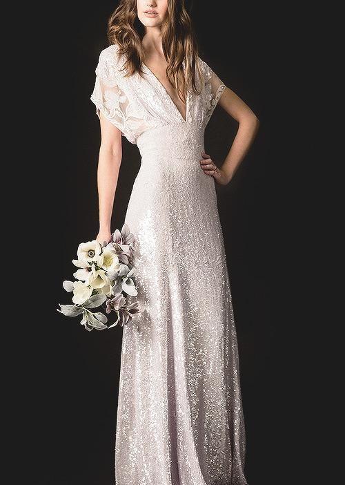 婚纱轻纱照片_婚纱轻的好还是重的好_轻婚纱