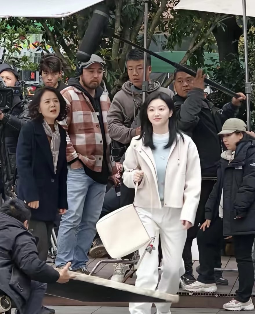 婚纱轻的好还是重的好_轻婚纱_婚纱轻纱是哪一种