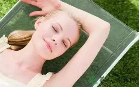 睡觉晚上女人出虚汗吃什么药_睡觉晚上女人出虚汗什么原因_女人晚上睡觉出虚汗