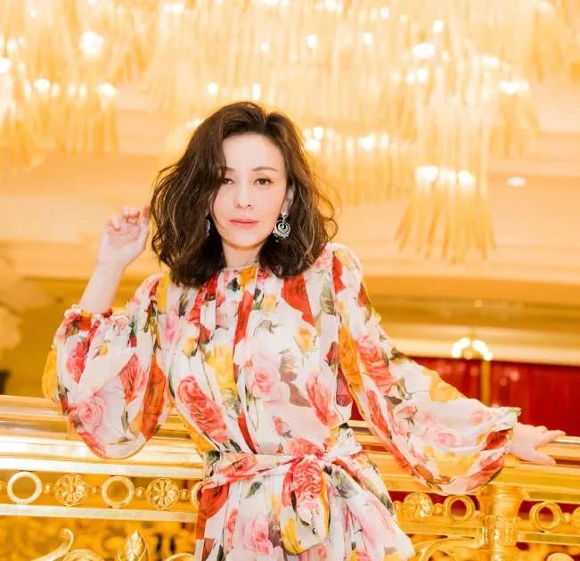 轻婚纱_婚纱轻的好还是重的好_婚纱轻纱照片