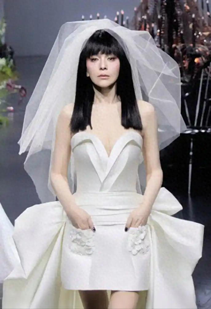 婚纱轻纱是哪一种_轻婚纱_婚纱轻纱