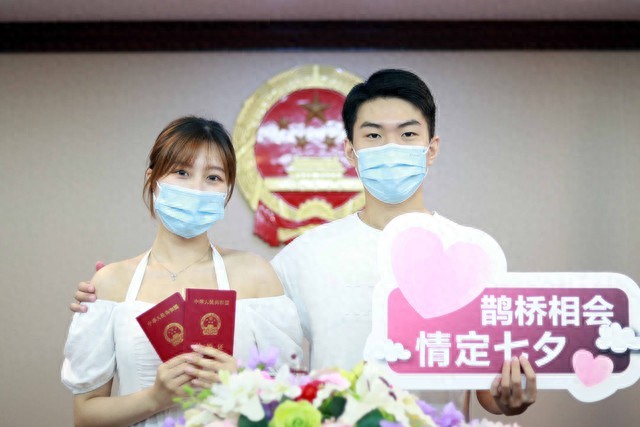 轻婚纱_婚纱轻纱好还是重纱好_婚纱轻纱照片