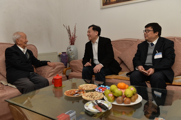 上海交通大学校友_上海交通大学120周年校庆_上海交大校领导看望老校友