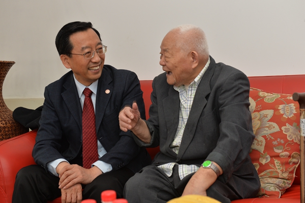 上海交大校领导看望老校友_上海交通大学120周年校庆_上海交通大学校友