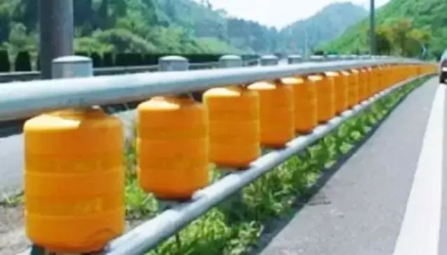 高速公路护栏安全装置_旋转防撞桶技术_防撞桶生产