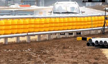 旋转防撞桶技术_高速公路护栏安全装置_防撞桶生产