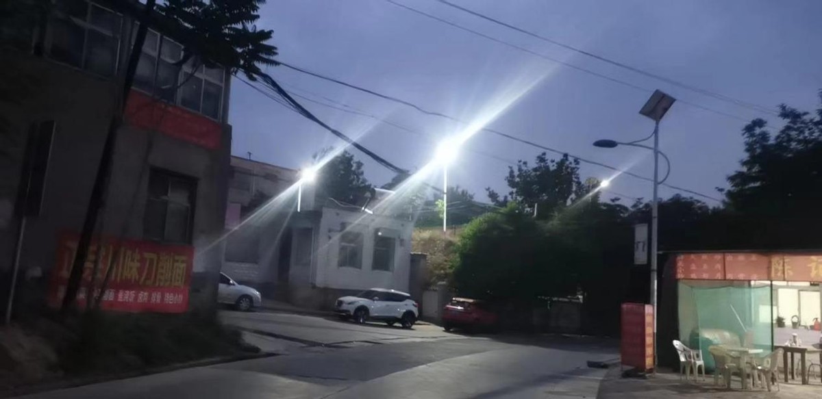 乡村道路亮化_大路灯安装_太阳能路灯