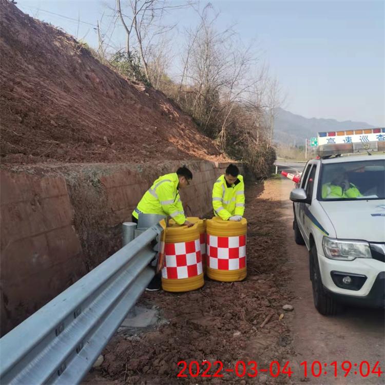 防撞桶设置_道路交通安全管理_防撞桶规范摆放