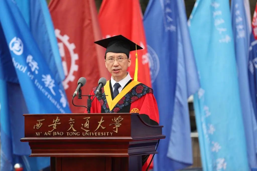 西安交通大学2022届本科生毕业典礼_西安交大优秀毕业生表彰_西安交通大学毕业