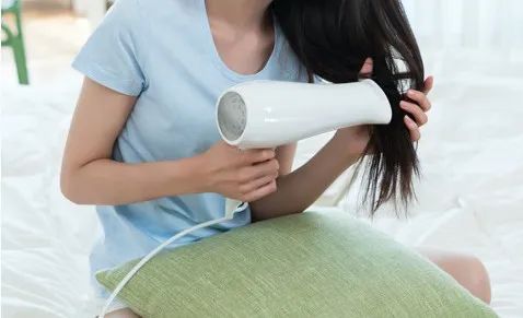 吹风机伤头发原因_正确吹头小贴士_吹风机和卷发棒哪个更伤头发