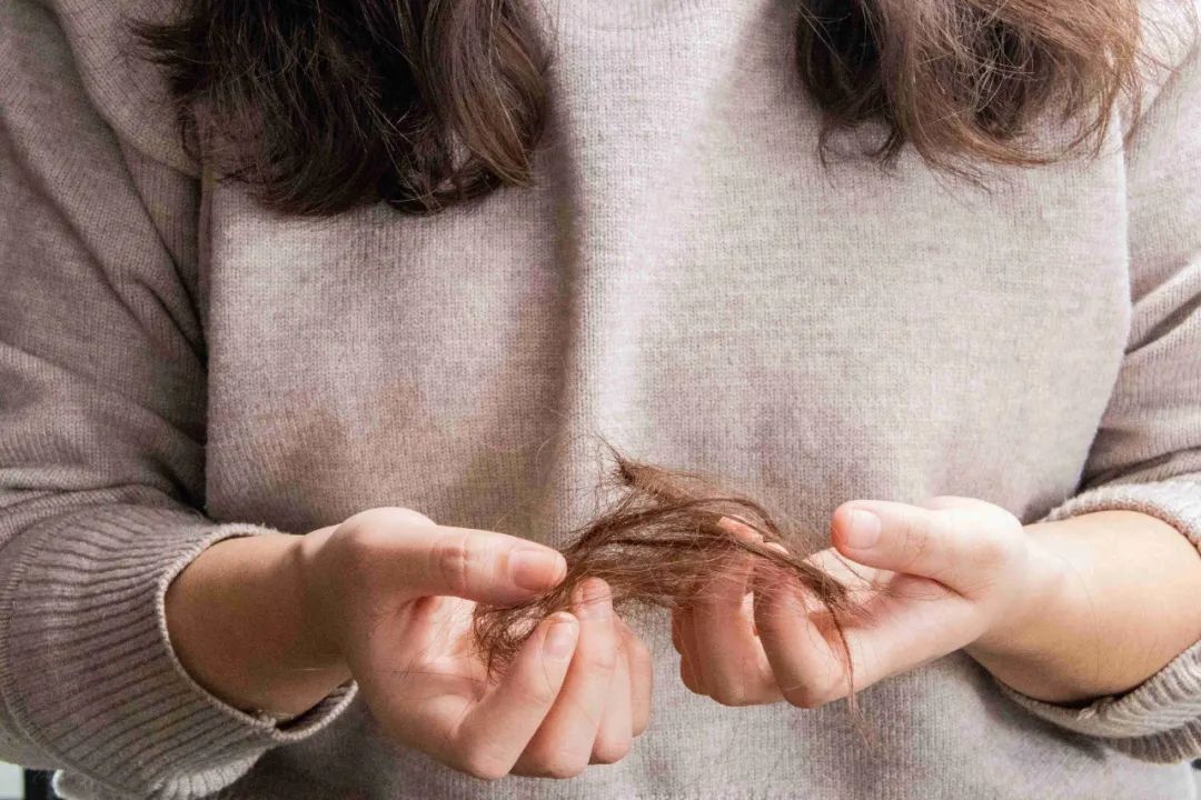 电吹风对头发损害_头发自然风干好处_吹风机和卷发棒哪个更伤头发