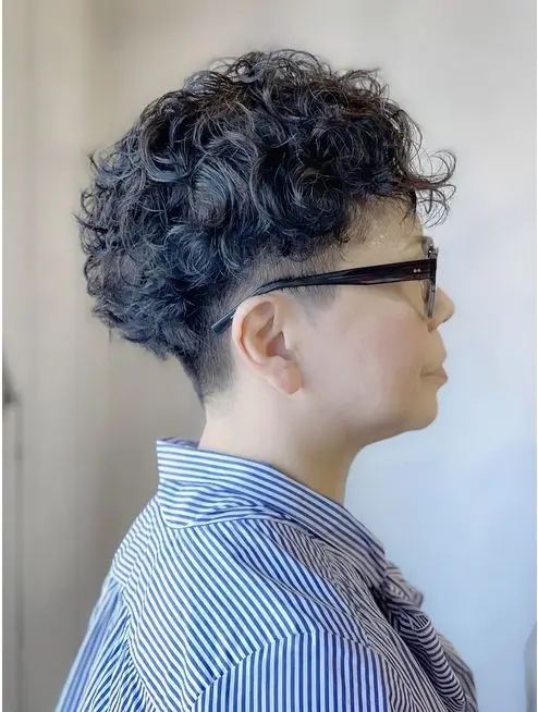 短卷发造型搭配技巧_女士短卷发时尚演变_不用卷发棒怎么卷头发