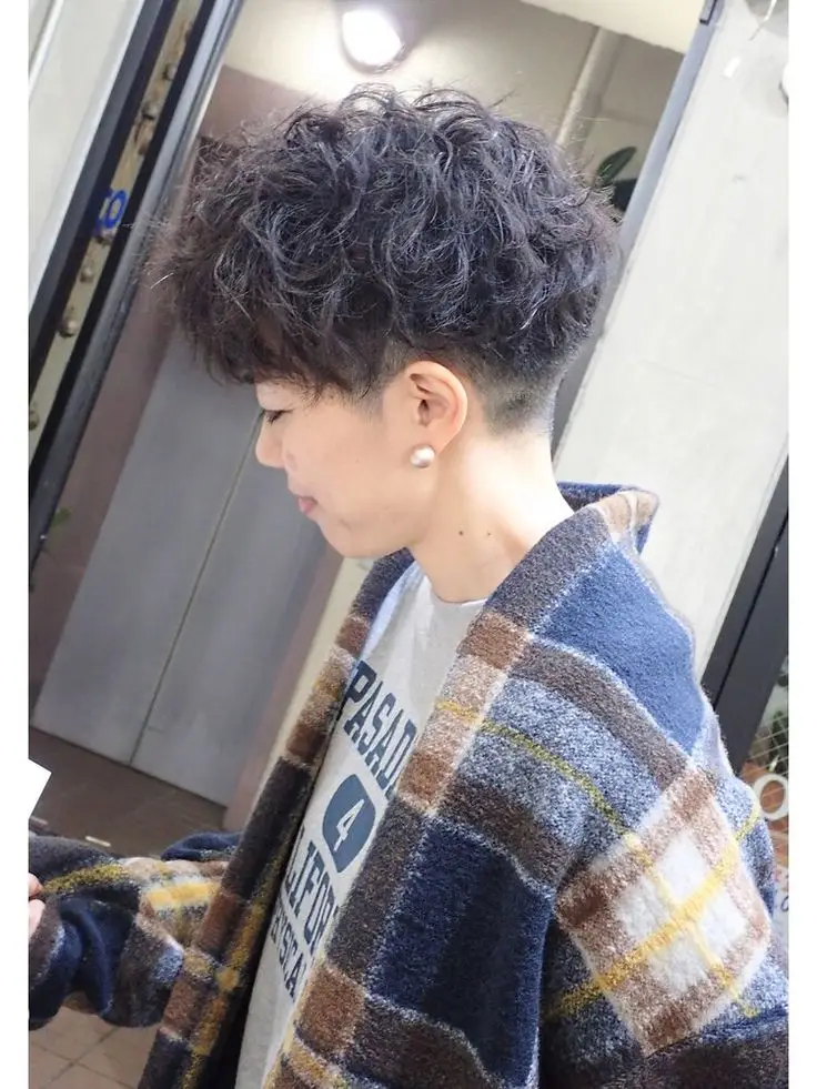 女士短卷发时尚演变_短卷发造型搭配技巧_不用卷发棒怎么卷头发