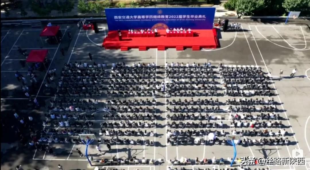 西安交通大学学生_西安交通大学继续教育学院毕业典礼_2022届高等学历继续教育毕业生