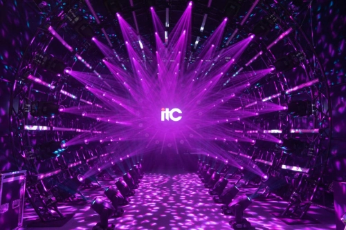 舞台灯光设备市场_itc舞台灯光系统_舞台灯控台安装