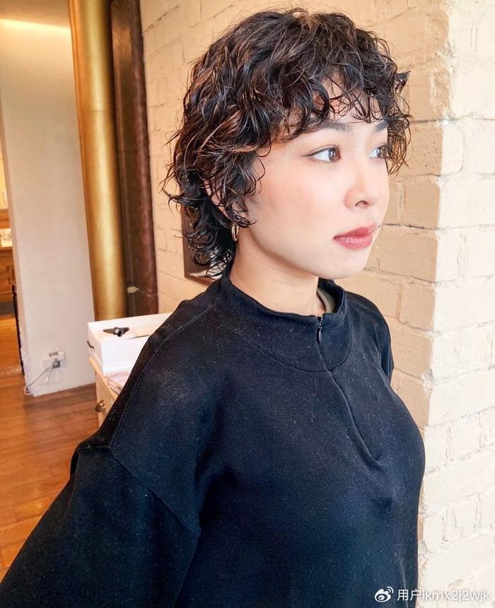 短卷发脸型修饰_卷发棒慵懒卷发教程_卷发发型搭配技巧