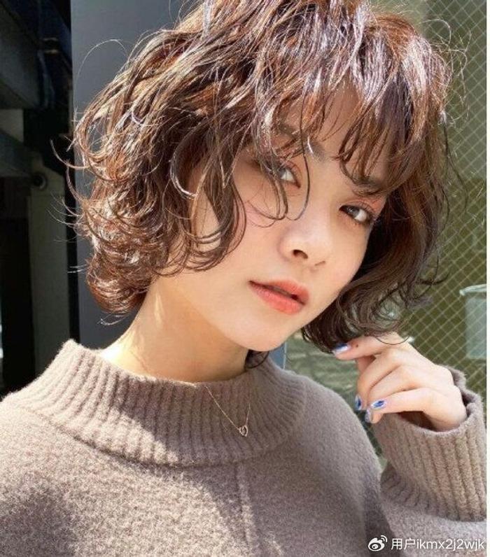 短卷发脸型修饰_卷发棒慵懒卷发教程_卷发发型搭配技巧