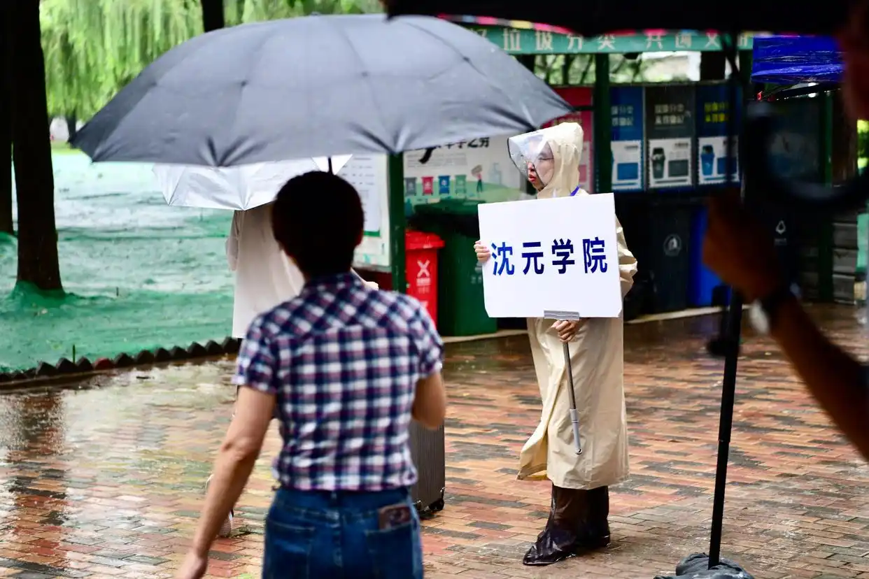 北京航空航天大学学生_北京航空航天大学冒雨报到_北京航空航天大学2024级新生报到