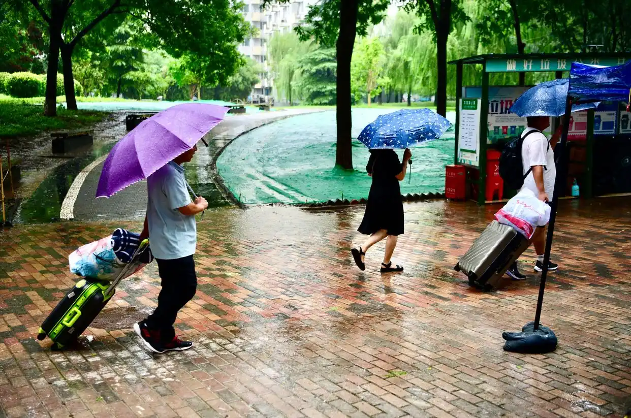 北京航空航天大学2024级新生报到_北京航空航天大学冒雨报到_北京航空航天大学学生