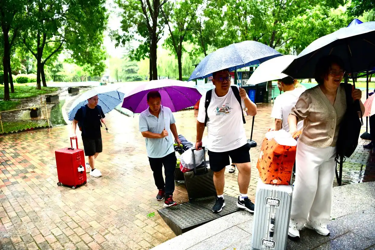 北京航空航天大学2024级新生报到_北京航空航天大学冒雨报到_北京航空航天大学学生