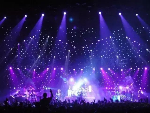 DMX512数字信号调光技术_舞台灯控台排列_舞台灯光控制系统发展现状