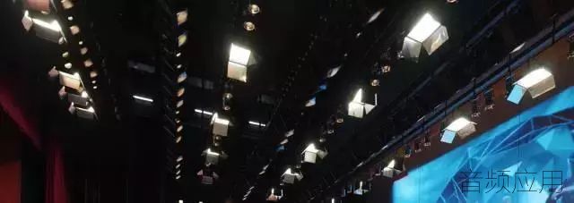 舞台顶光布光技巧_舞台流动光应用_舞台灯控台排列