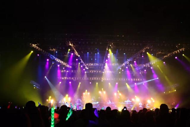 舞台灯光选择与排列_舞台灯光设计技巧_舞台灯组合