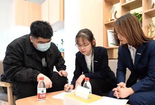 上海交大毕业一般多少钱一个月_上海交通大学本科毕业_毕业于上海交通大学