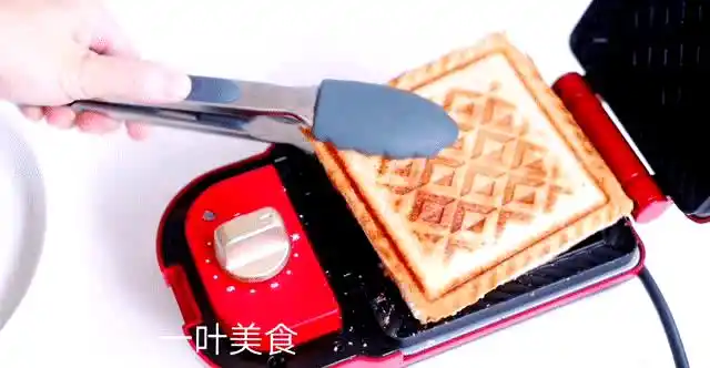 多功能早餐制作_轻食三明治机_三明治机美味早餐