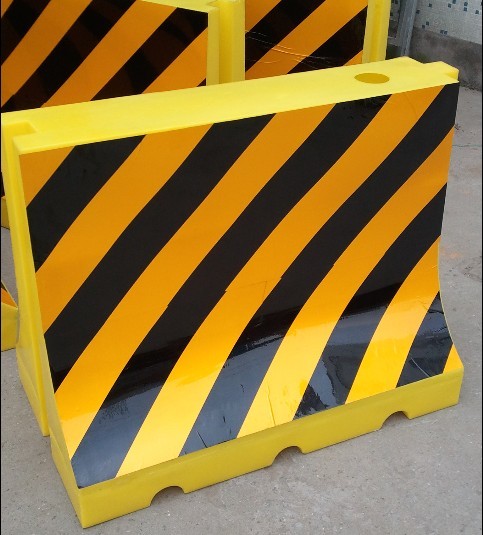 防撞桶厂家_道路隔离反光防撞桶规格_滚塑防撞桶批发价格