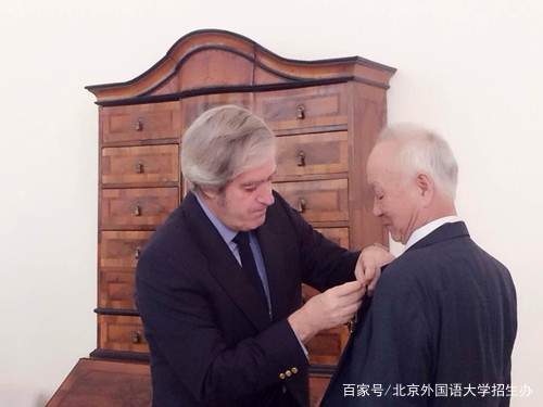 北京外国语大学教授_北京外国语大学 历史责任与贡献 _ 北外 名家大师 勋章荣誉 