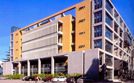 北京外国语大学线上校园参观_北外东校区主楼介绍_北京外国语大学学生