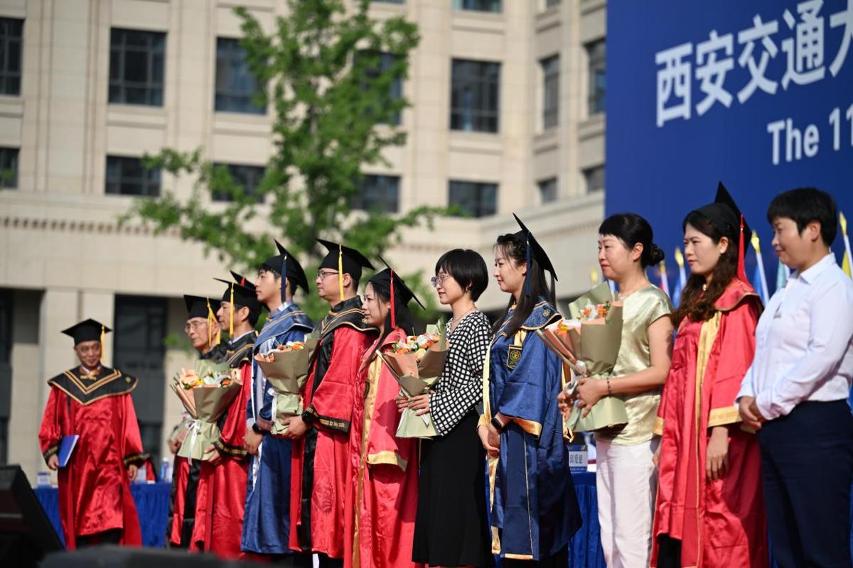 西安交通大学优秀毕业生表彰_西安交通大学2025年研究生毕业典礼_西安交通大学毕业