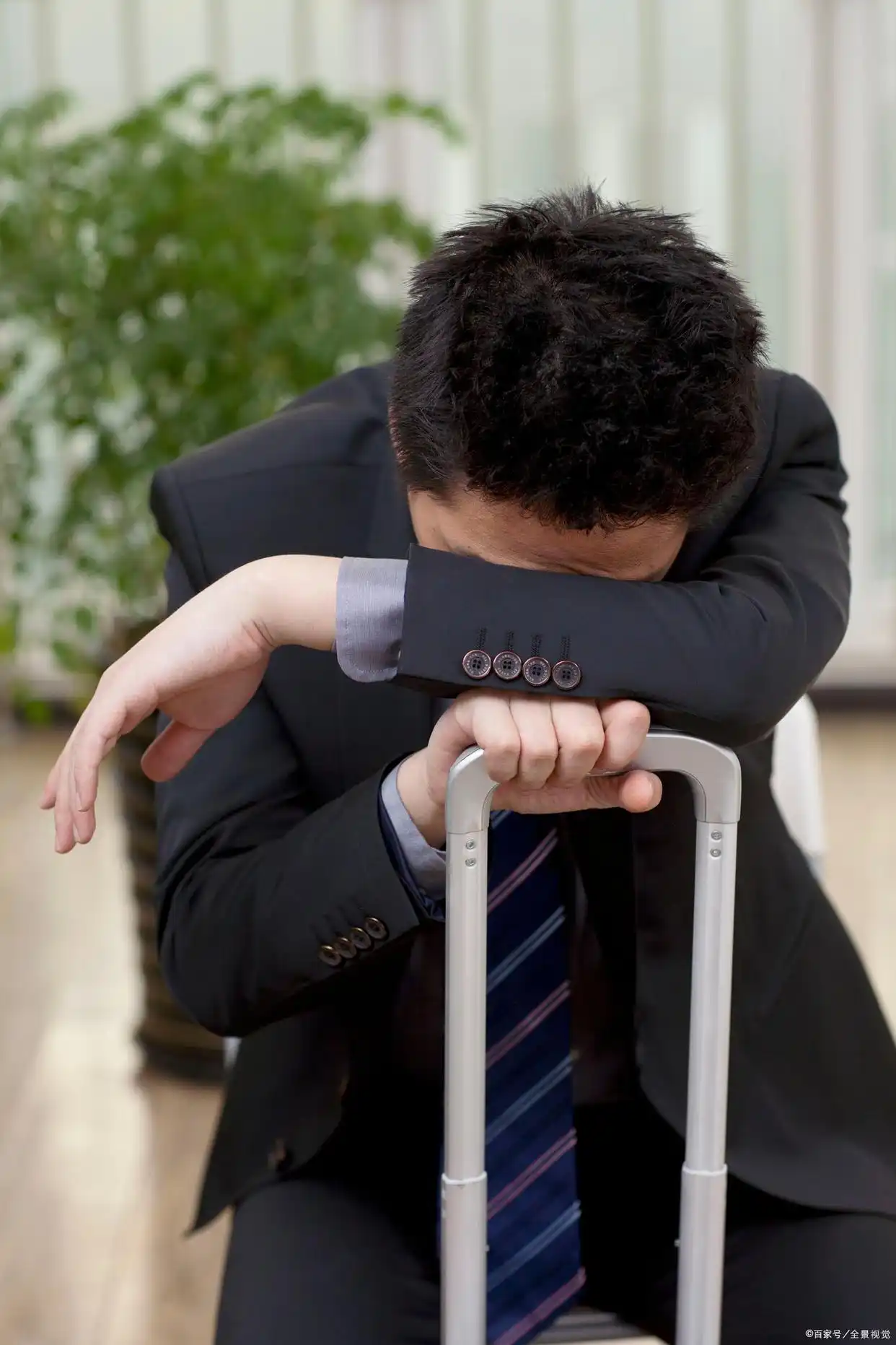 32岁创业失败 怎么办_中年危机应对策略_30岁男人创业还是打工