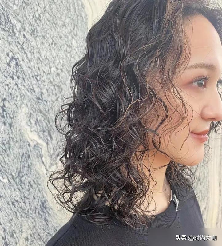 不同年龄烫发技巧_卷发棒烫发教程_免打理烫发类型