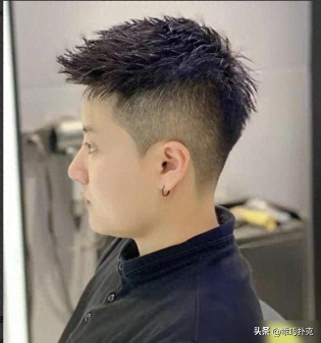 经典短发发型_男生短发款式_男生短发卷发棒教程