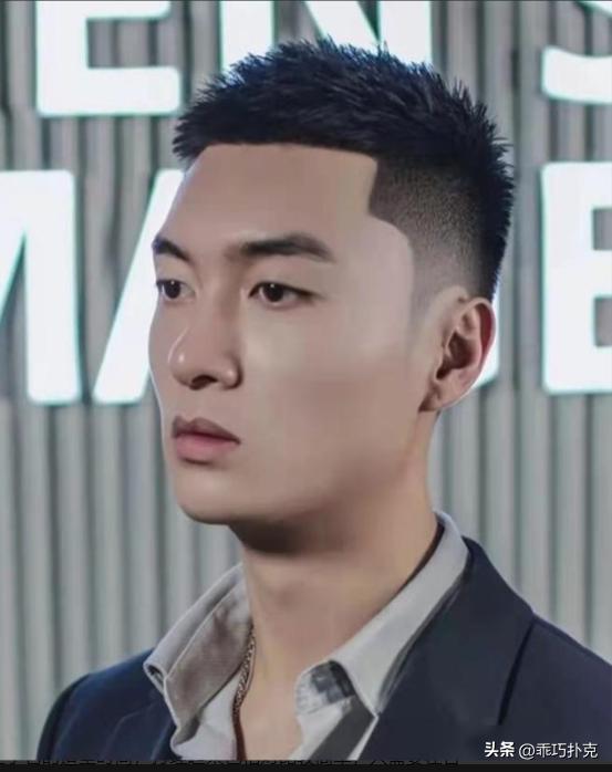 经典短发发型_男生短发款式_男生短发卷发棒教程