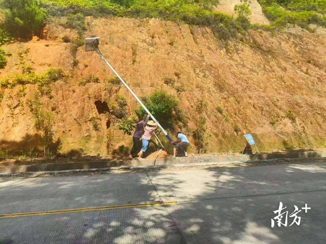 大路灯安装_百县千镇万村高质量发展工程 路灯安装 民生切口