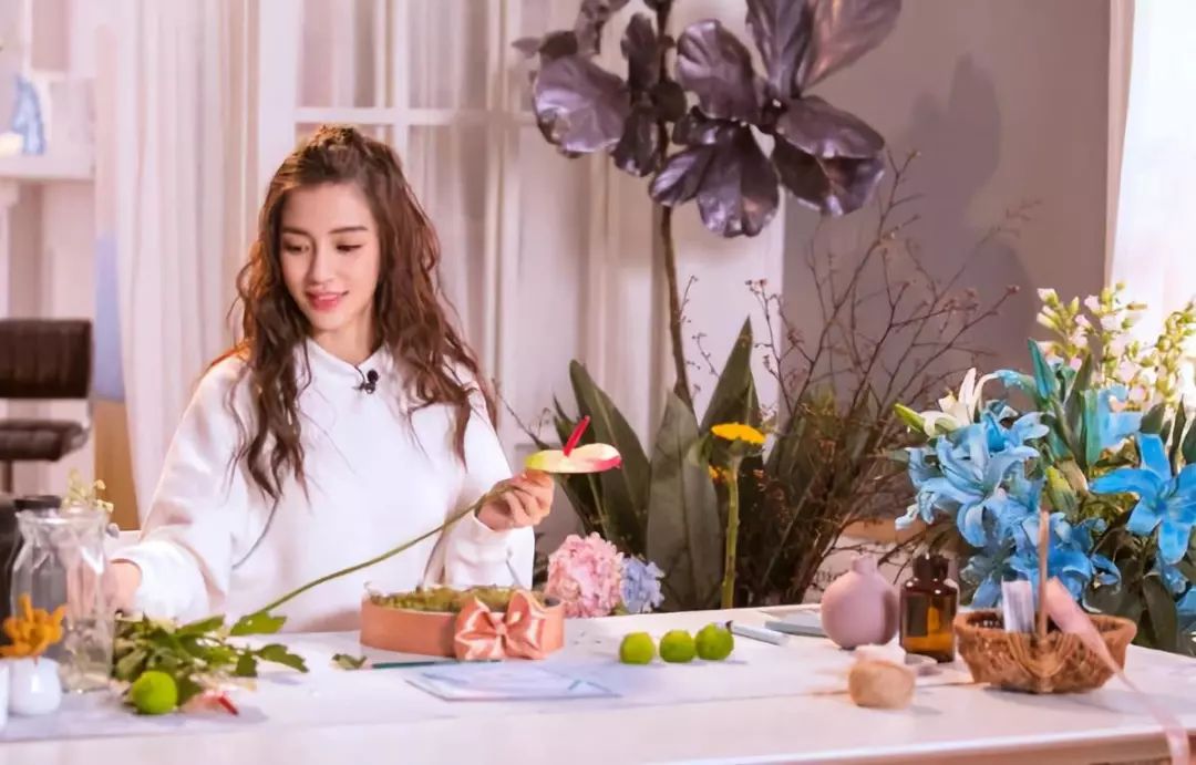 Angelababy少女感卷发_杨颖减龄卷发教程_怎样用卷发棒做baby侧分