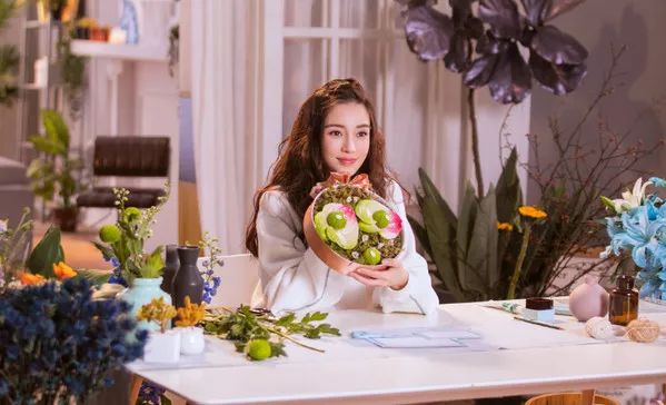 Angelababy少女感卷发_怎样用卷发棒做baby侧分_杨颖减龄卷发教程