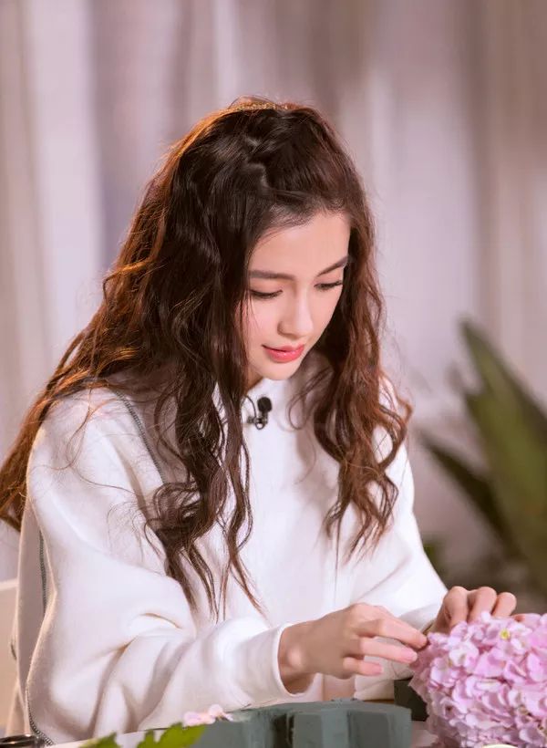 Angelababy少女感卷发_杨颖减龄卷发教程_怎样用卷发棒做baby侧分