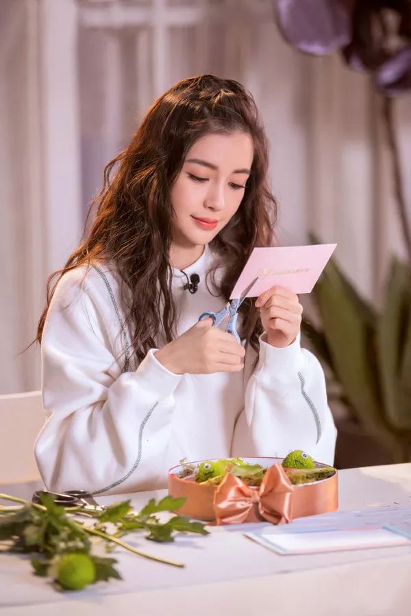 Angelababy少女感卷发_杨颖减龄卷发教程_怎样用卷发棒做baby侧分