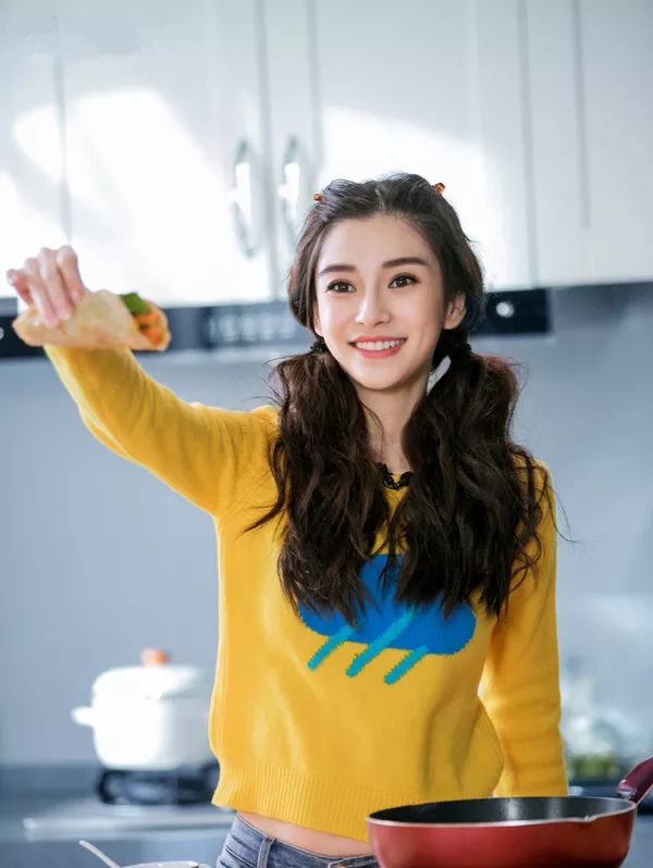 Angelababy少女感卷发_杨颖减龄卷发教程_怎样用卷发棒做baby侧分