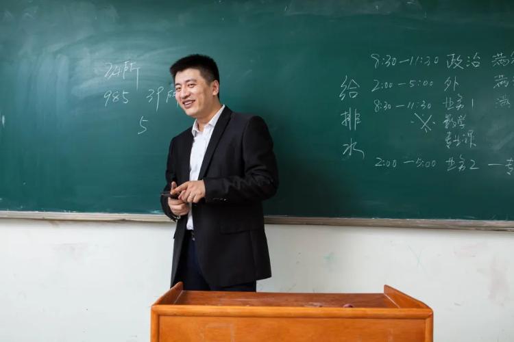 重庆大学新闻传播学好吗_张雪峰 新闻学就业争议 _ 新闻传播专业是否值得学 