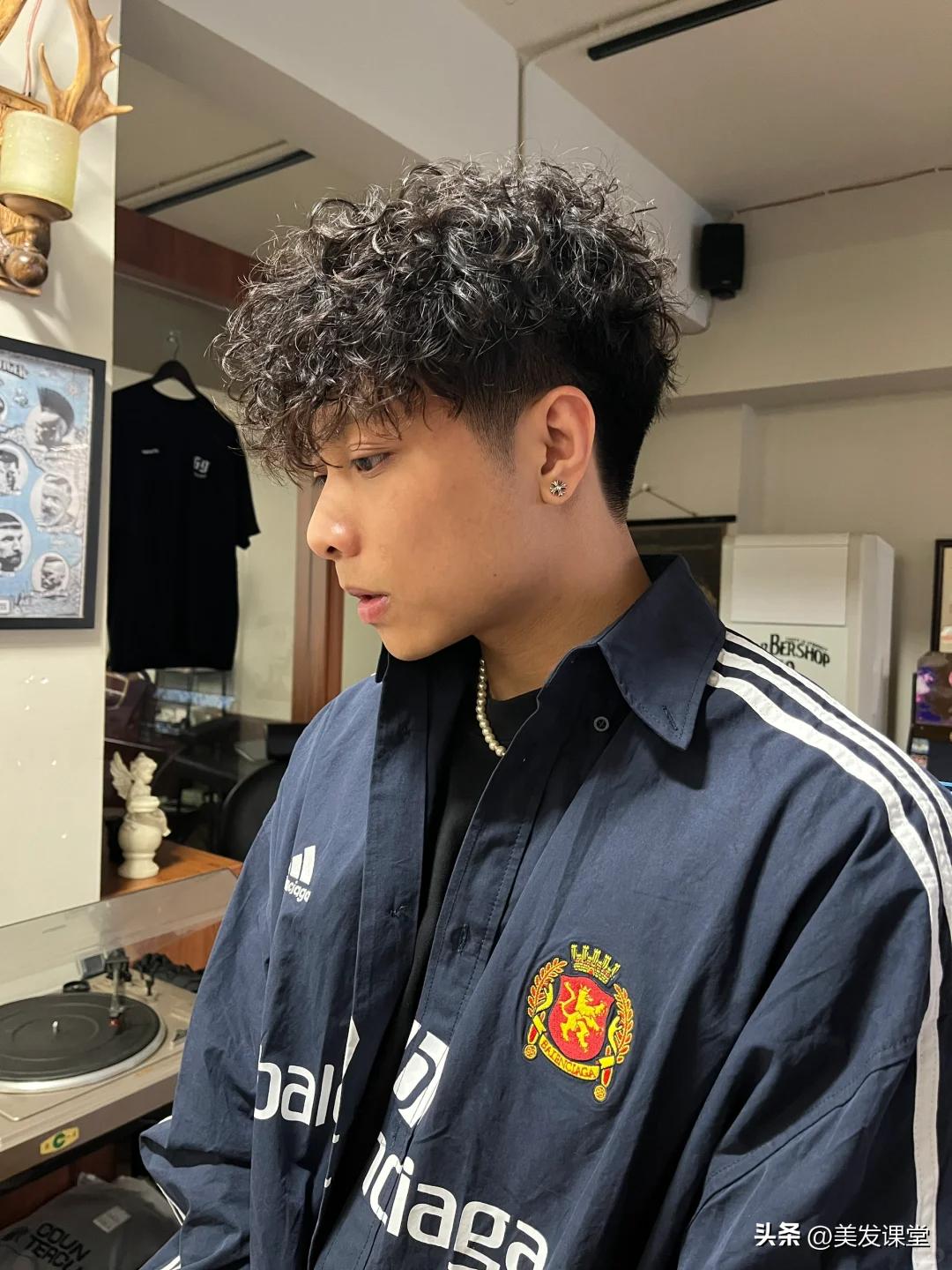 男士美式羊毛卷发型_短发羊毛卷显发量_男生短发卷发棒教程