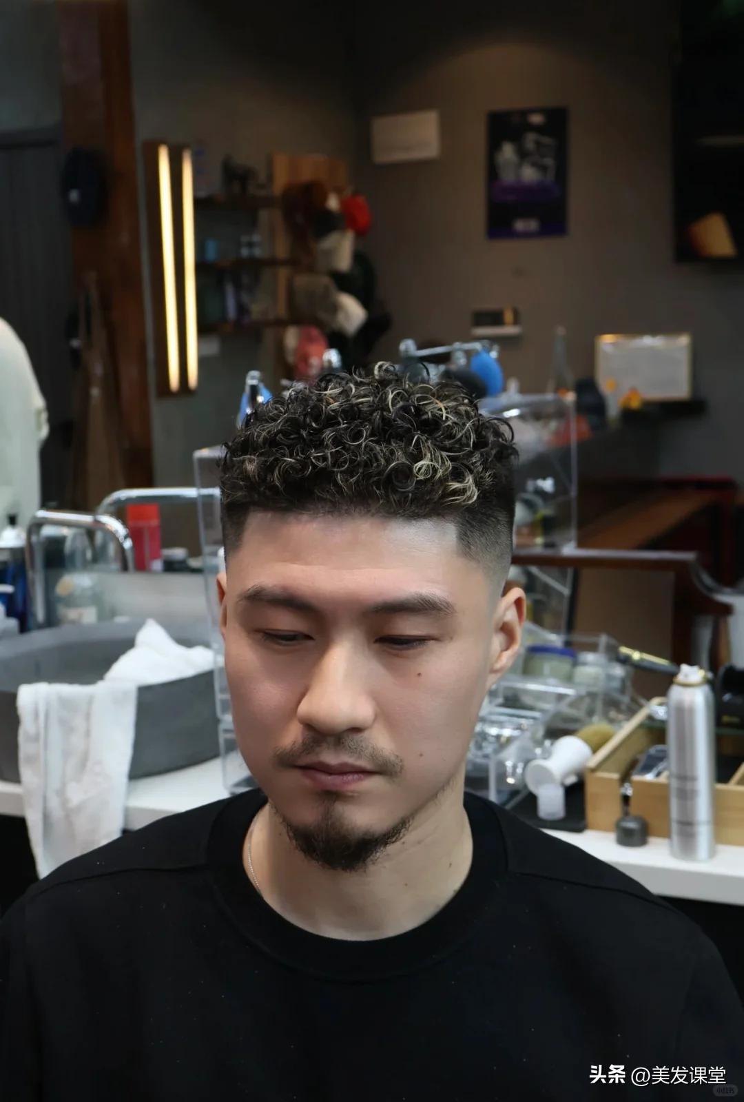 男士美式羊毛卷发型_男生短发卷发棒教程_短发羊毛卷显发量